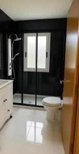 Un baño con ducha y WC. en CHALET A SOLO 5 MIN DE OURENSE CIUDAD con jardín y barbacoa, en Ourense