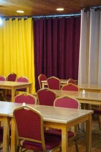 瓦迪穆萨Petra Cabin Inn Hostel&Resturant的一间会议室,配有桌椅和窗帘