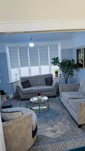 Posezení v ubytování Elegant 4BR Home: Stylish Comfort Retreat