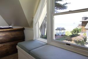 a window seat in a room with a view of the ocean at Elk Cove Inn & Spa in Elk