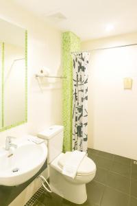 Koupelna v ubytování Prisha Inn + 17 fotografií