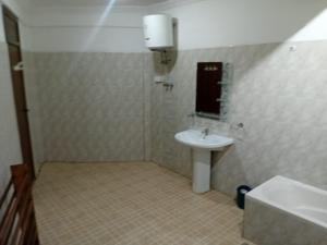 Ένα μπάνιο στο VERA's TOWERS +13 φωτογραφίες