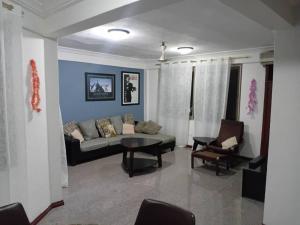 una sala de estar con un sofá y una mesa en VERA's TOWERS, en Accra 13 fotos más