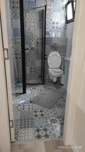 Ένα μπάνιο στο Pinsker Apartments