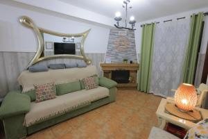 Posezení v ubytování Vivienda Rural LA SOÑADA en El Bosque + 20 fotografií