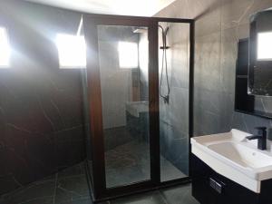 Koupelna v ubytování Pacific Fitness Apartments