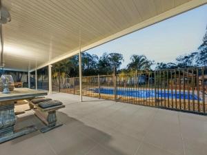 Park RidgeLuxury Retreat with Resort Pool, Home Cinema的带围栏的露天平台和游泳池