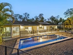 Park RidgeLuxury Retreat with Resort Pool, Home Cinema的房子前面的游泳池