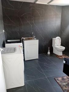 Koupelna v ubytování Pacific Fitness Apartments