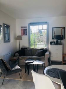 Posezení v ubytování Bel Air Studios-Terrasse couverte-Jardinet-Vue Pont de Normandie-Parking privé