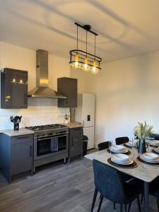 Köök või kööginurk majutusasutuses Lux 4 Bed House with Jacuzzi Bath Sleeps 9 Free Parking Near Leeds Centre +22 fotot