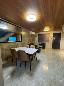 a dining room with a table and chairs at Casa Maria Guest House in Angeles