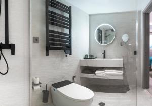 ein Badezimmer mit Toilette, Waschbecken und Spiegel in der Unterkunft Hotel Calagurris in Calahorra + 20 Fotos