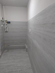 una stanza con un muro di cemento e un pavimento di Cozy Home a Balaovit