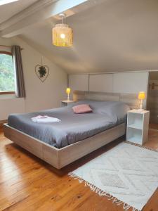 Ένα ή περισσότερα κρεβάτια σε δωμάτιο στο Gîte entre Beaujolais & Mâconnais