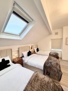 Voodi või voodid majutusasutuse Lux 4 Bed House with Jacuzzi Bath Sleeps 9 Free Parking Near Leeds Centre toas