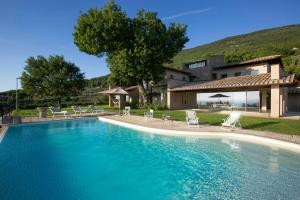 Πισίνα στο ή κοντά στο Luxury Villa Overlooking Assisi Valley