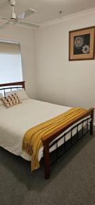 Lower PlentyStar on Main with a Pool的卧室里有一张床，床上有一条毯子 更多23张照片