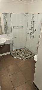 ein Badezimmer mit Dusche, Toilette und Waschbecken in der Unterkunft Star on Main in Lower Plenty