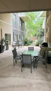 eine Terrasse mit einem Tisch, Stühlen und einem Klavier in der Unterkunft Star on Main in Lower Plenty