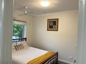 ein Schlafzimmer mit einem Bett und einem Deckenventilator in der Unterkunft Star on Main in Lower Plenty + 28 Fotos