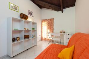 um quarto com uma cama laranja e uma secretária em Morelli Rooftop em Nápoles