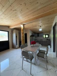 SadgeriPanorama Sadgeri的餐厅里有一张桌子和几把椅子