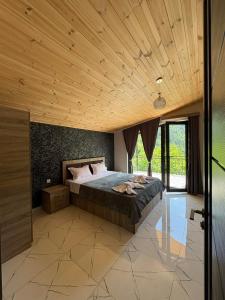 SadgeriPanorama Sadgeri的带床和木质天花板的卧室