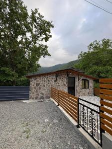 SadgeriPanorama Sadgeri的有木栅栏和建筑物的房屋