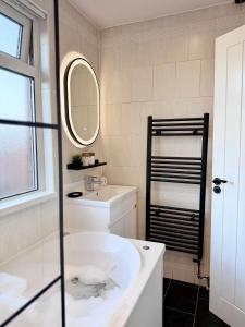 Vannituba majutusasutuses Lux 4 Bed House with Jacuzzi Bath Sleeps 9 Free Parking Near Leeds Centre