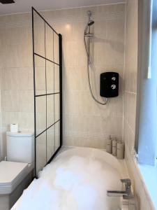 Vannituba majutusasutuses Lux 4 Bed House with Jacuzzi Bath Sleeps 9 Free Parking Near Leeds Centre