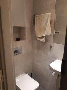 Ένα μπάνιο στο Wolność 2 poziomowy apartament