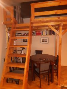 Η βιβλιοθήκη του διαμερίσματος