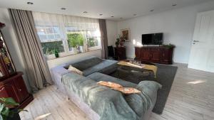 Ferienwohnung Lilienthal في Lilienthal: غرفة معيشة بها أريكة وطاولة