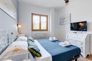 a white bedroom with a bed and a sink at Appartamento vista mare, 100mt dall'Ospedale Pediatrico, a 200mt dal mare, 1h da Roma Termini in Santa Marinella