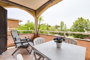 a white table and chairs on a balcony at Appartamento vista mare, 100mt dall'Ospedale Pediatrico, a 200mt dal mare, 1h da Roma Termini in Santa Marinella