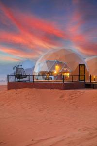 Η ανατολή ή δύση του ηλίου όπως φαίνεται από οργανωμένο κάμπινγκ ή από εκεί κοντά