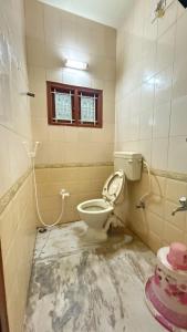 Un baño de senthur homestay
