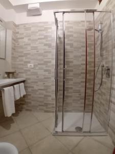 eine Glasdusche in einem Badezimmer mit Waschbecken in der Unterkunft Casa Chiasso in Gabbro + 29 Fotos