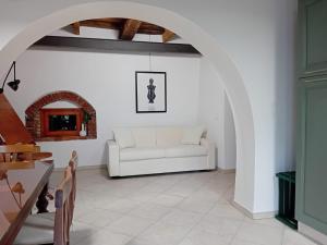 ein Wohnzimmer mit einem weißen Sofa und einem Tisch in der Unterkunft Casa Chiasso in Gabbro