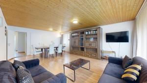TV a/nebo společenská místnost v ubytování Helle 2 Schlafzimmer Wohnung in Davos - grosszügig, zentral und ruhig gelegen