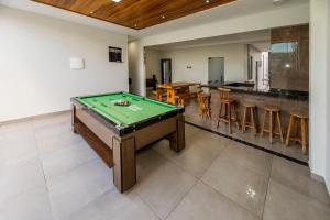 una camera con tavolo da biliardo e bar di Casa Munique Maringa a Maringá