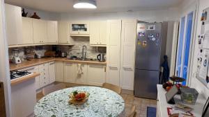 Kuchyň nebo kuchyňský kout v ubytování Jean Monnet - Séjour à Auxerre