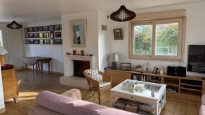 TV a/nebo společenská místnost v ubytování Jean Monnet - Séjour à Auxerre