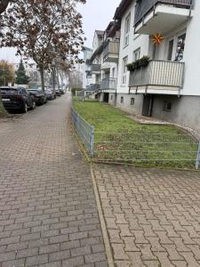 einen gemauerten Gehweg vor einem Gebäude in der Unterkunft 2 Soul Appart in Dresden