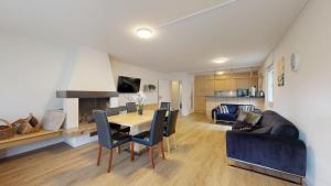 Posezení v ubytování Helle 2 Schlafzimmer Wohnung in Davos - grosszügig, zentral und ruhig gelegen