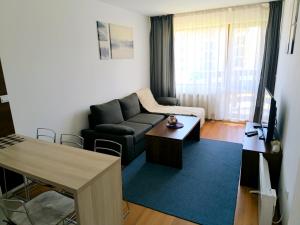 Μια τηλεόραση ή/και κέντρο ψυχαγωγίας στο Apartment in Belvedere Club G205