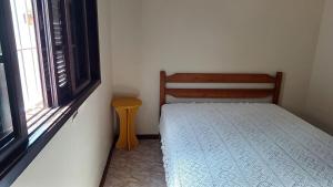 En eller flere senge i et værelse på Comfortable Beach House + 5 billeder