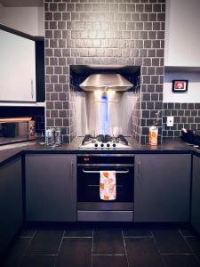 班戈北爱尔兰The Duff 1 Bed Flat Walk to Marina Shops and Train的厨房配有炉灶烤箱