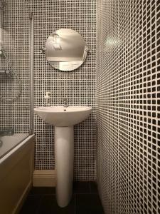 班戈北爱尔兰The Duff 1 Bed Flat Walk to Marina Shops and Train的带白色水槽和镜子的浴室